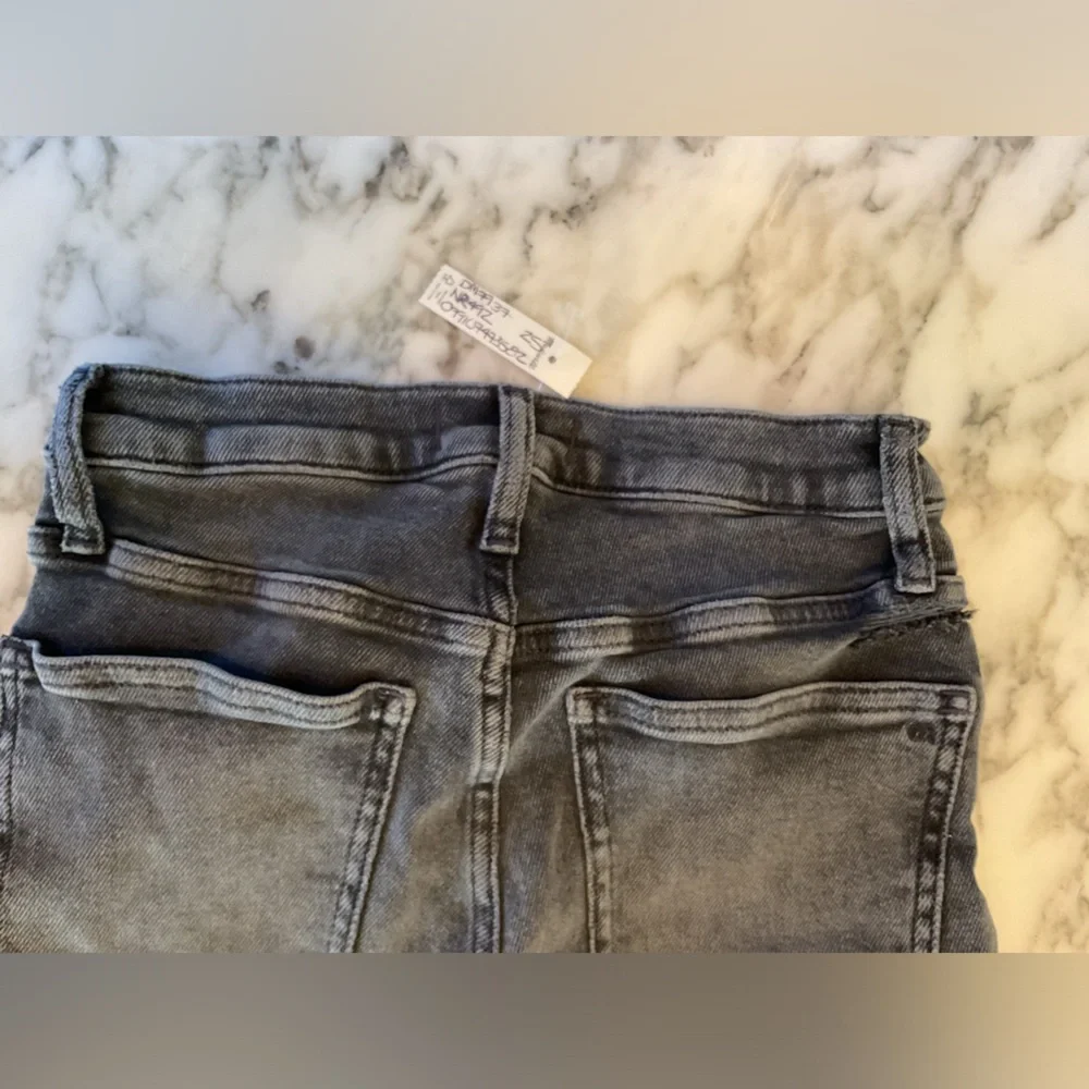EUC Madewell Kick Out Full-Length Jeans 25 - small tear back